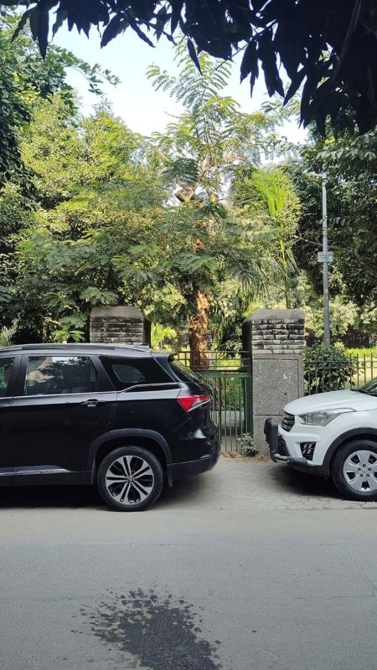  Parking, east of kailash 2 Bedroom 125 Sq.Yd. Builder Floor In East Of Kailash Delhi 10659906