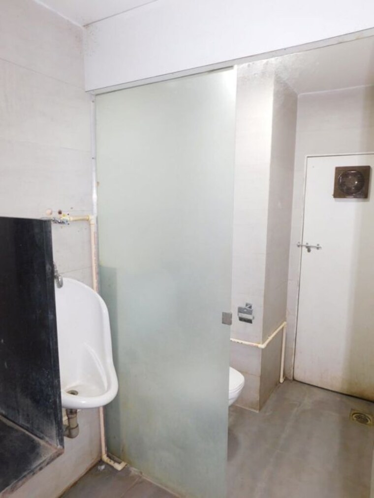 Bathroom, nagpada Commercial Office Space 2200 Sq.Ft. In Nagpada Mumbai 10660126
