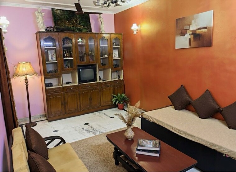 Living Room, rwa-apartments-sector-19 2.5 Bedroom 180 Sq.Mt. Builder Floor In Sector 19 Noida 10660147