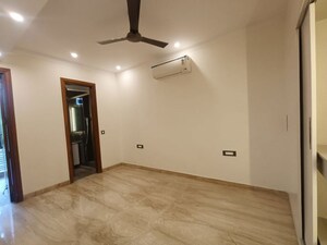 Room in 3 BHK Builder Floor at Hemkunt Colony – for Rent