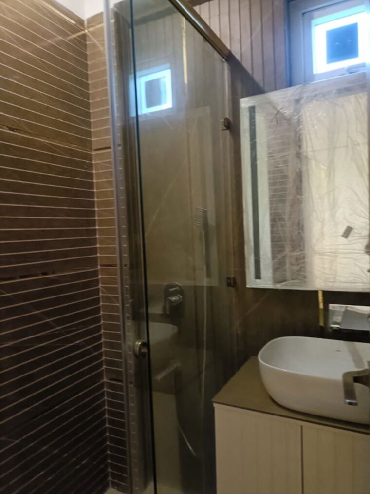Bathroom, hemkunt colony 3 Bedroom 190 Sq.Yd. Builder Floor In Hemkunt Colony Delhi 10660198
