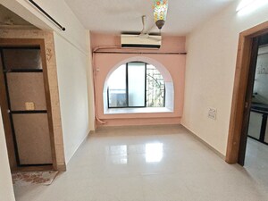 Room in 1 BHK Apartment at Golders Green CHS, Borivali West – for Rent