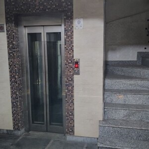 Lift in 3 BHK Builder Floor at Rohini Sector 17 – for Sale