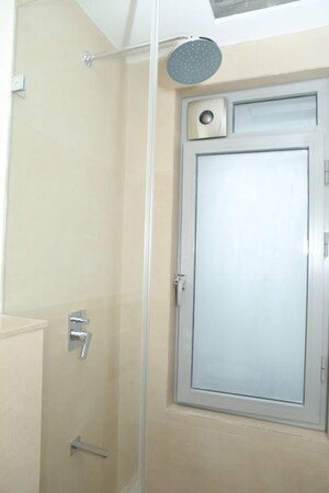 Room in 2 BHK Apartment at Piramal Aranya, Byculla – for Rent