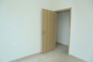 Room in 2 BHK Apartment at Piramal Aranya, Byculla – for Rent