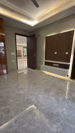 Room in  Builder Floor at Palam Vihar – for Rent