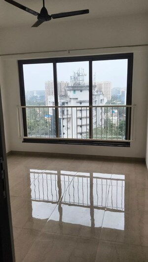 Room in 1.5 BHK Apartment at Kalpataru Elitus, Mulund West – for Rent