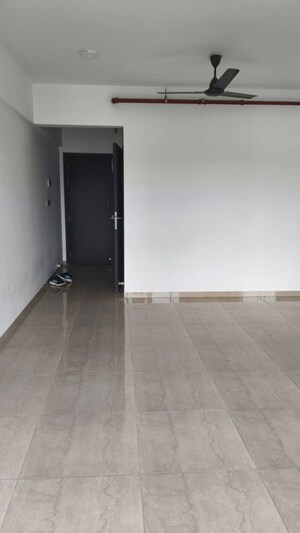 Room in 1.5 BHK Apartment at Kalpataru Elitus, Mulund West – for Rent