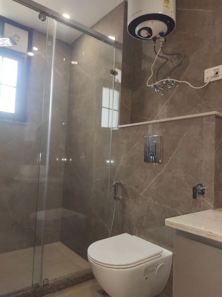 Bathroom, east of kailash 3 Bedroom 1125 Sq.Ft. Builder Floor In East Of Kailash Delhi 10660431