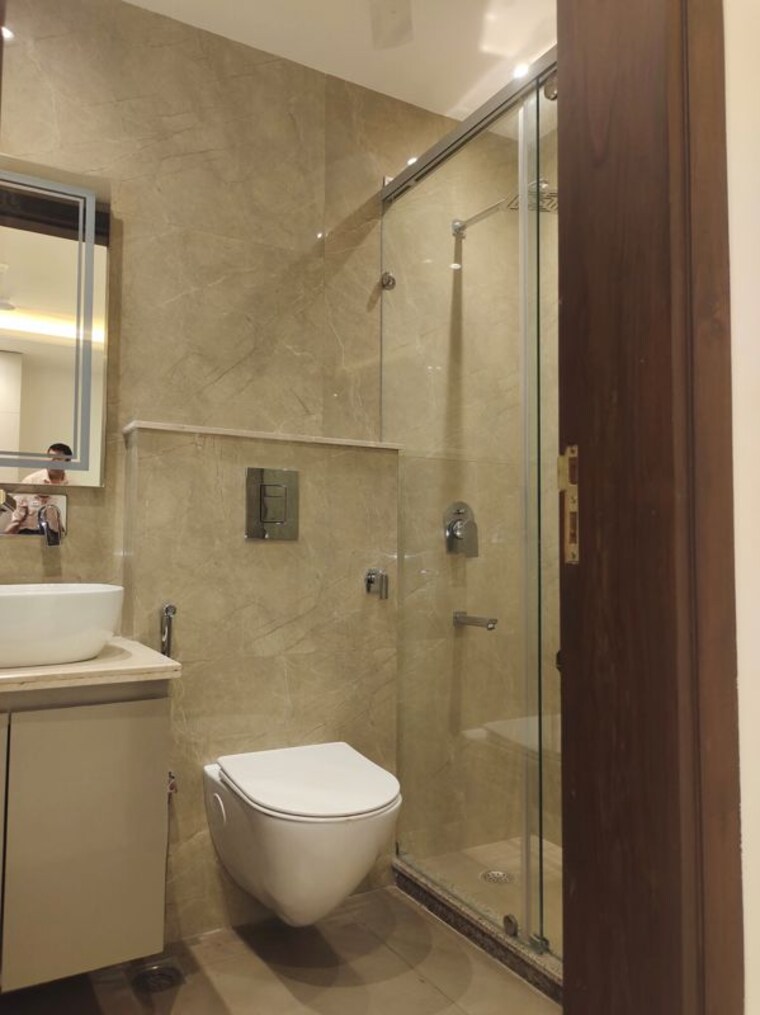 Bathroom, east of kailash 3 Bedroom 1125 Sq.Ft. Builder Floor In East Of Kailash Delhi 10660431