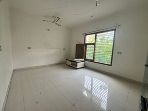Room in 2.5 BHK Builder Floor at Sector 9 – for Rent