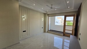 Room in 3 BHK Builder Floor at Sector 9 – for Rent