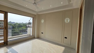 Room in 3 BHK Builder Floor at Sector 9 – for Rent