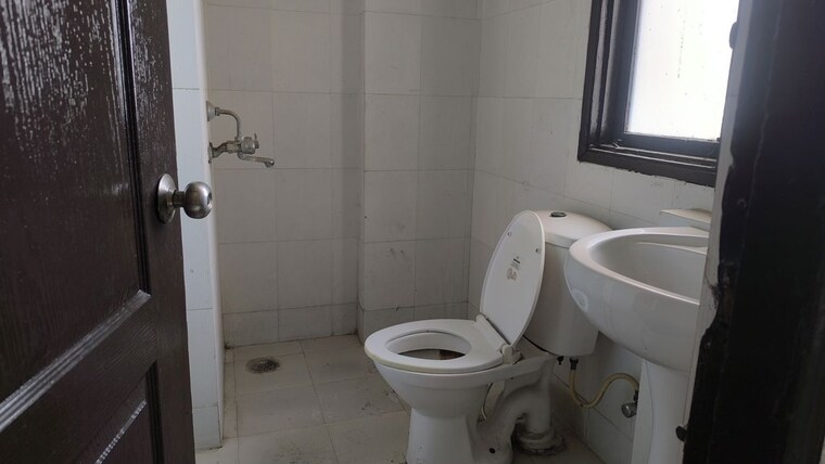 Bathroom, puri-aman-vilas 3 Bedroom 300 Sq.Yd. Apartment In Sector 89 Faridabad 10660583