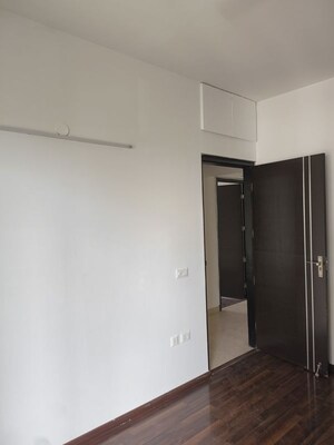 Room in 3.5 BHK Apartment at Microtek Greenburg, Sector 86 – for Rent
