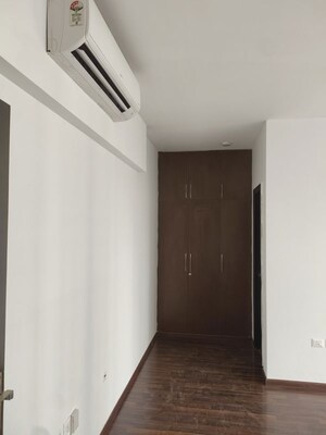 Room in 3.5 BHK Apartment at Microtek Greenburg, Sector 86 – for Rent