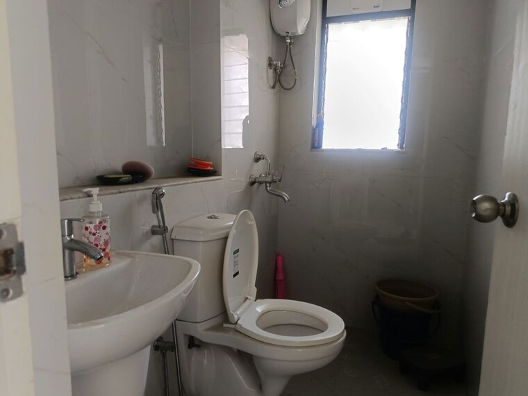 Bathroom, runwal-gardens-phase-3 1 Bedroom 437 Sq.Ft. Apartment In Dombivli East Thane 10528051