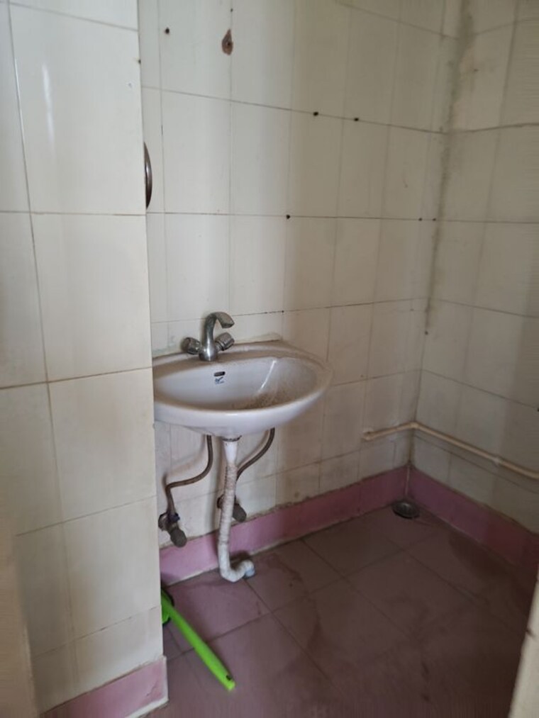 Bathroom, palam vihar 2 Bedroom 950 Sq.Ft. Builder Floor In Palam Vihar Gurgaon 10660694