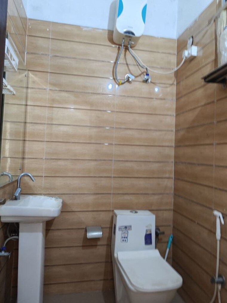 Bathroom, palam vihar 1 Bedroom 450 Sq.Ft. Builder Floor In Palam Vihar Gurgaon 10660754