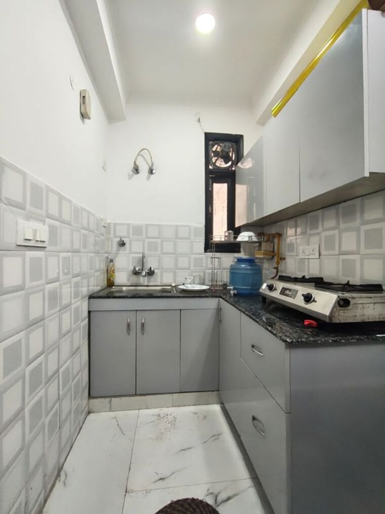 Kitchen, freedom fighters enclave 1 Bedroom 580 Sq.Ft. Builder Floor In Freedom Fighters Enclave Delhi 10660771