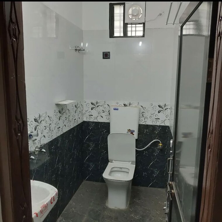 Bathroom, shah-industrial-estate-chembur 1 Bedroom 450 Sq.Ft. Apartment In Chembur Mumbai 10660839