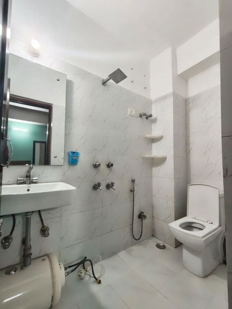Bathroom, freedom fighters enclave 1 Bedroom 580 Sq.Ft. Builder Floor In Freedom Fighters Enclave Delhi 10660846