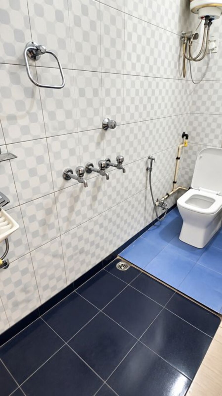 Bathroom, naraina 2 Bedroom 125 Sq.Yd. Builder Floor In Naraina Delhi 10660887