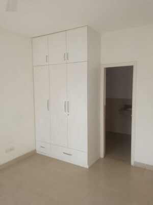 Room in 3.5 BHK Apartment at Emaar Emerald Floors, Sector 65 – for Rent