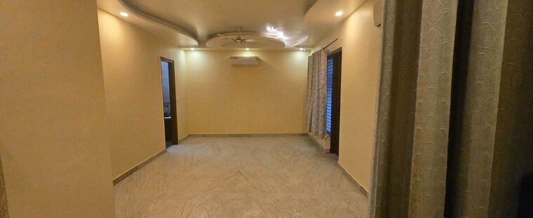 Room, green fields colony 4 Bedroom 350 Sq.Yd. Builder Floor In Green Fields Colony Faridabad 10660652