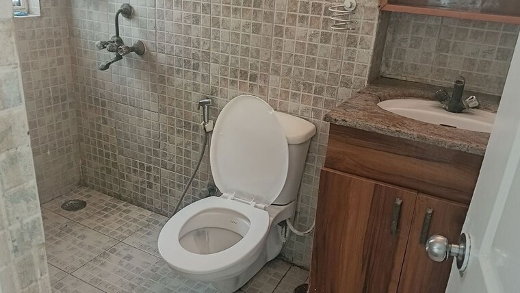 Bathroom, paras-tierea 3 Bedroom 1265 Sq.Ft. Apartment In Sector 137 Noida 10661028