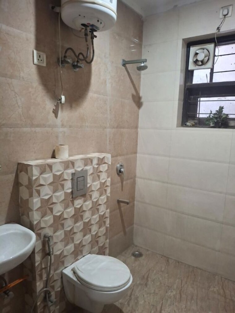 Bathroom, sector 45 3 Bedroom 263 Sq.Yd. Builder Floor In Sector 45 Gurgaon 10661051