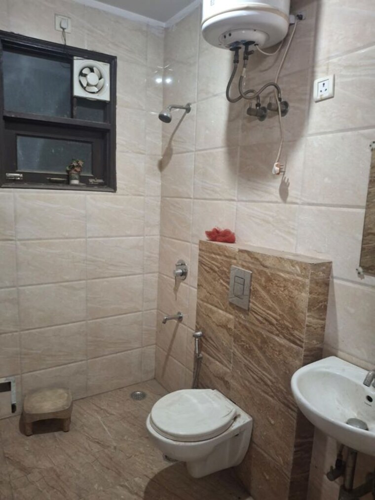 Bathroom, sector 45 3 Bedroom 263 Sq.Yd. Builder Floor In Sector 45 Gurgaon 10661051