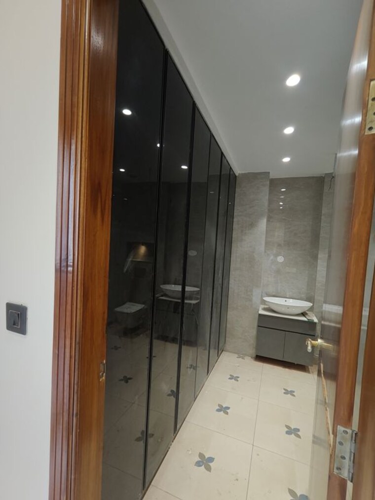 Bathroom, sector 9 4 Bedroom 250 Sq.Yd. Builder Floor In Sector 9 Faridabad 10480406