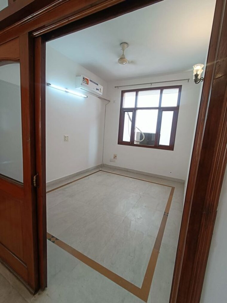 Room, dlf phase i 2.5 Bedroom 500 Sq.Yd. Builder Floor In Dlf Phase I Gurgaon 10661068