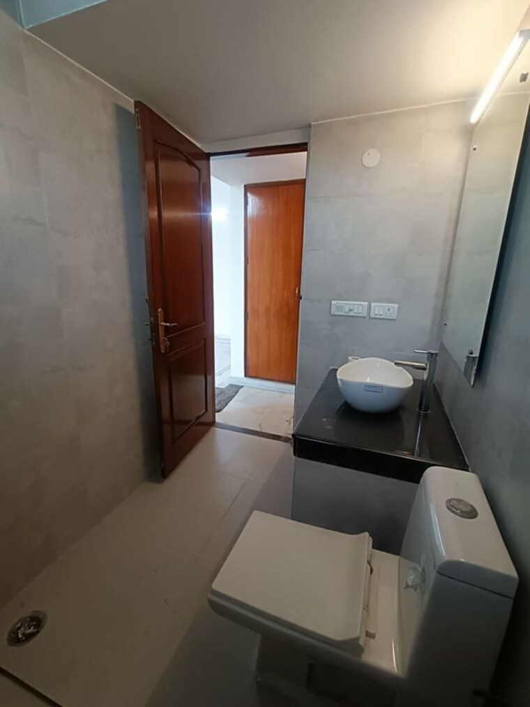 Bathroom, dlf phase i 2.5 Bedroom 500 Sq.Yd. Builder Floor In Dlf Phase I Gurgaon 10661068