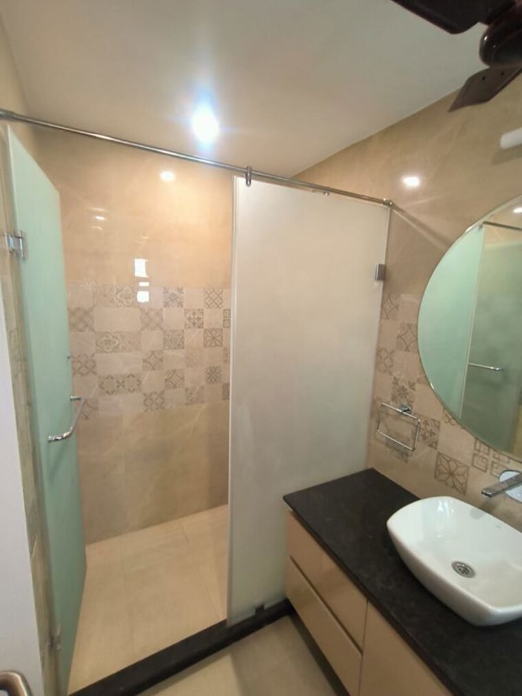 Bathroom, sushant lok i 3.5 Bedroom 300 Sq.Yd. Builder Floor In Sushant Lok I Gurgaon 10661083