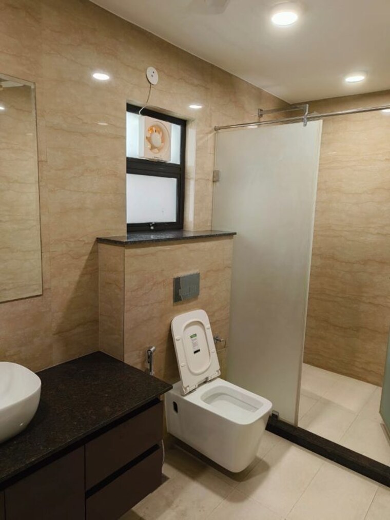 Bathroom, sushant lok i 3.5 Bedroom 300 Sq.Yd. Builder Floor In Sushant Lok I Gurgaon 10661083