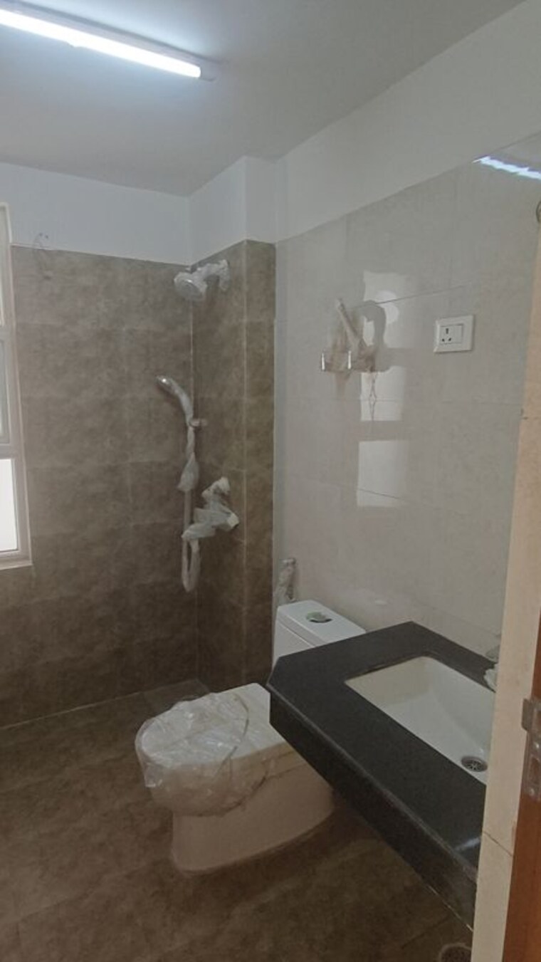 Bathroom, sector 75 3 Bedroom 200 Sq.Yd. Builder Floor In Sector 75 Faridabad 10480175
