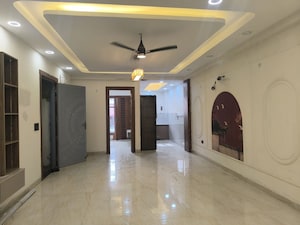 Building Lobby in 3 BHK Builder Floor at BPTP District, Sector 81 – for Sale