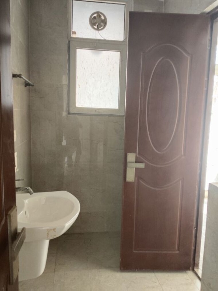 Bathroom, sds-nri-residency 3 Bedroom 1495 Sq.Ft. Apartment In Sector 45 Noida 10661121