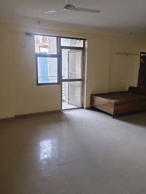 Room in 3 BHK Apartment at Amrapali Pan Oasis, Sector 70 – for Rent