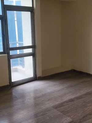 Room in 3 BHK Apartment at Amrapali Pan Oasis, Sector 70 – for Rent