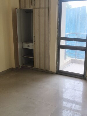 Room in 3 BHK Apartment at Amrapali Pan Oasis, Sector 70 – for Rent