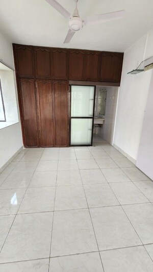 Room in 2 BHK Apartment at Raheja Sherwood, Goregaon East – for Rent