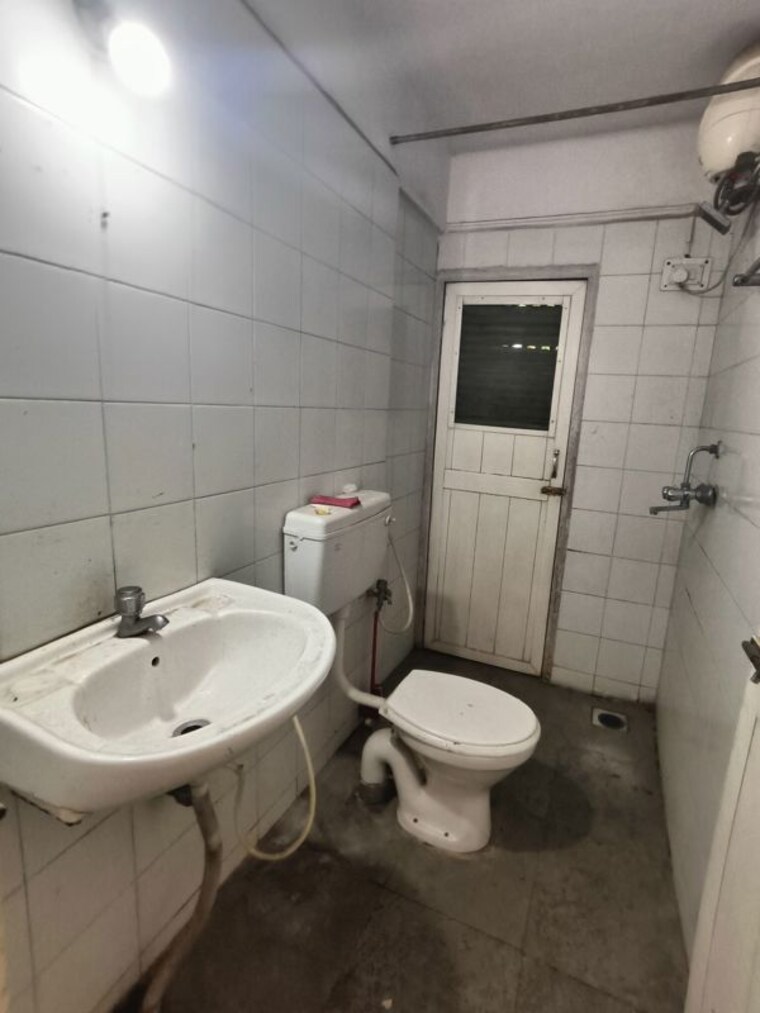 Bathroom, lake-bloom 2 Bedroom 930 Sq.Ft. Apartment In Powai Mumbai 10661190