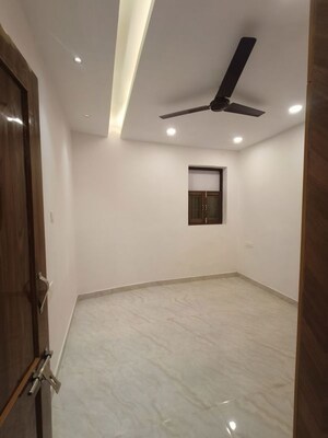 Room in 1 BHK Builder Floor at Sant Nagar – for Rent