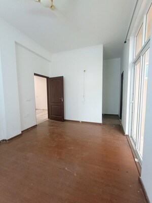 Room in 3.5 BHK Villa at Amrapali Leisure Valley – for Rent