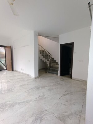 Room in 3.5 BHK Villa at Amrapali Leisure Valley – for Rent