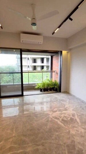 Room in 4 BHK Apartment at Sheth 72 West, Andheri West – for Rent