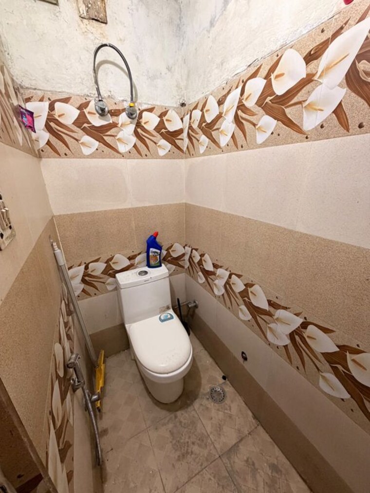 Bathroom, kalkaji 1 Bedroom 500 Sq.Ft. Builder Floor In Kalkaji Delhi 10661228